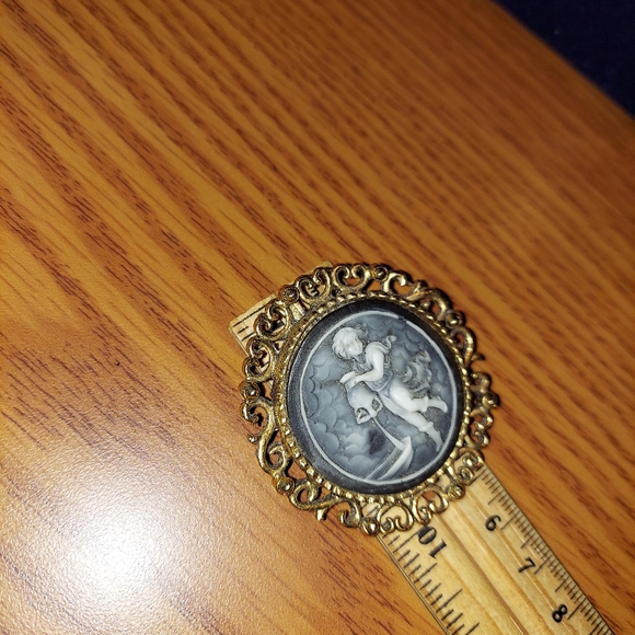 Cameo Brooch or Pendant, Boy w/ Waterpitcher, Goldtone, Unbranded. - Picture 6 of 13